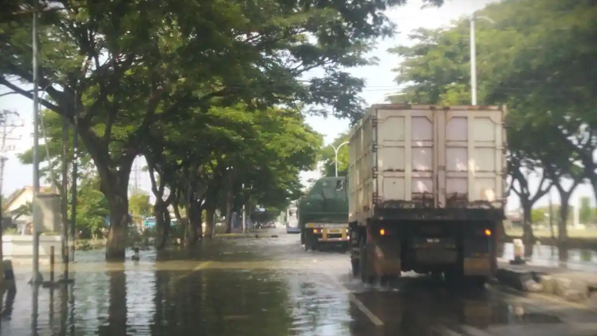Baru Bisa Dilintasi Sepeda Motor dan Kendaraan Kecil, Jalur Pantura Kudus-Demak Dibuka