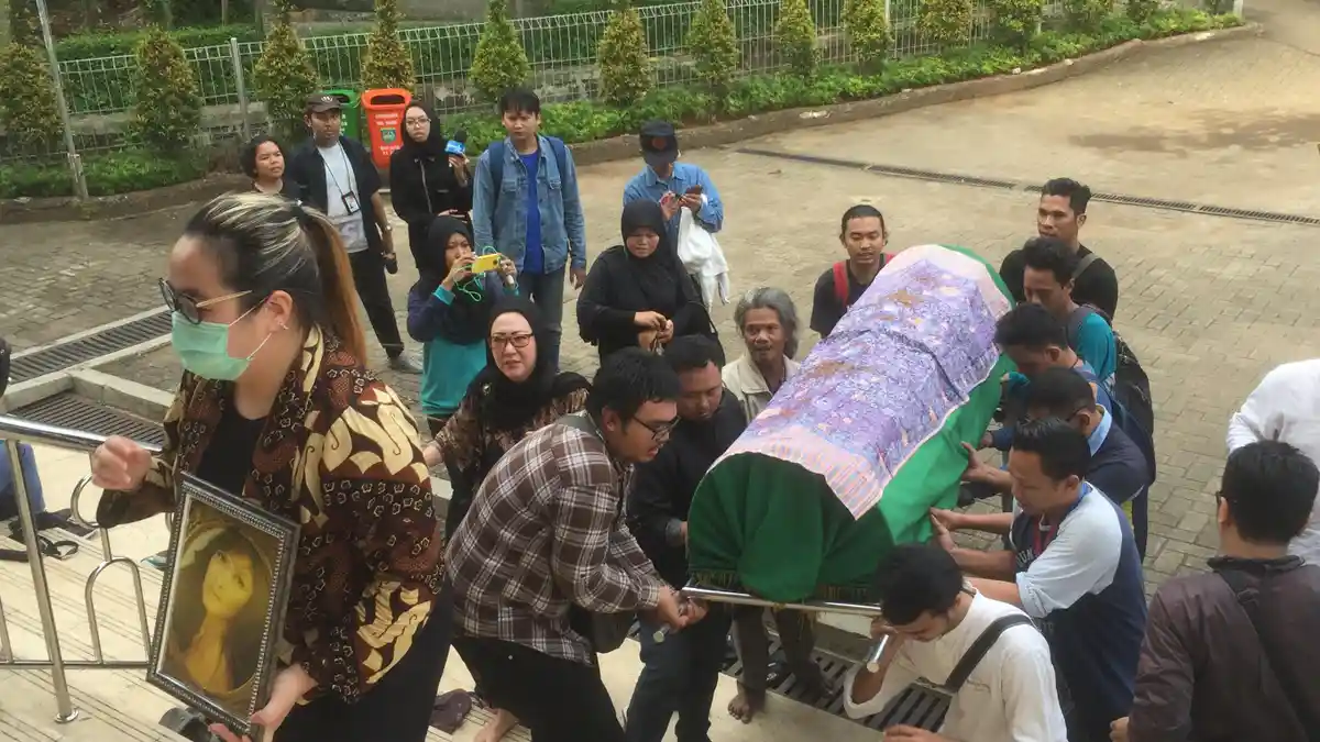 Wartawan Bantu Angkat Jenazah Yana Zein ke Masjid