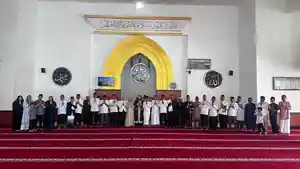 Foto-Bersama-Debby-usai-shalat-idul-adha-2026.jpg