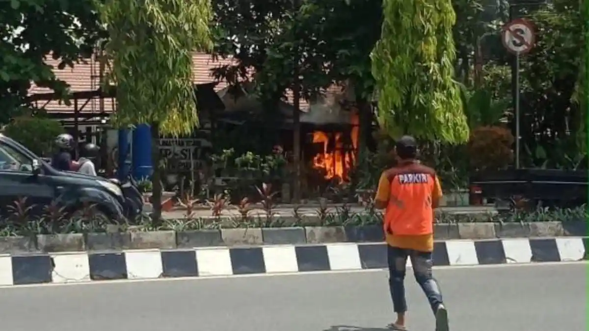 Saksi Sebut Api Berawal dari Pembakaran Sampah, Sebuah Kios Bunga di Kawasan Samarinda Ulu Terbakar