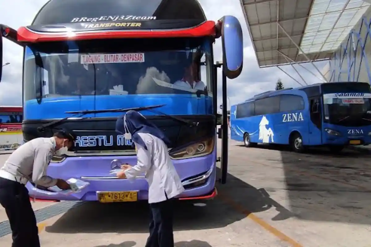 Persiapan Angkutan Nataru 2022, Petugas Terminal Patria Blitar Ramp Check 95 Bus Per Hari