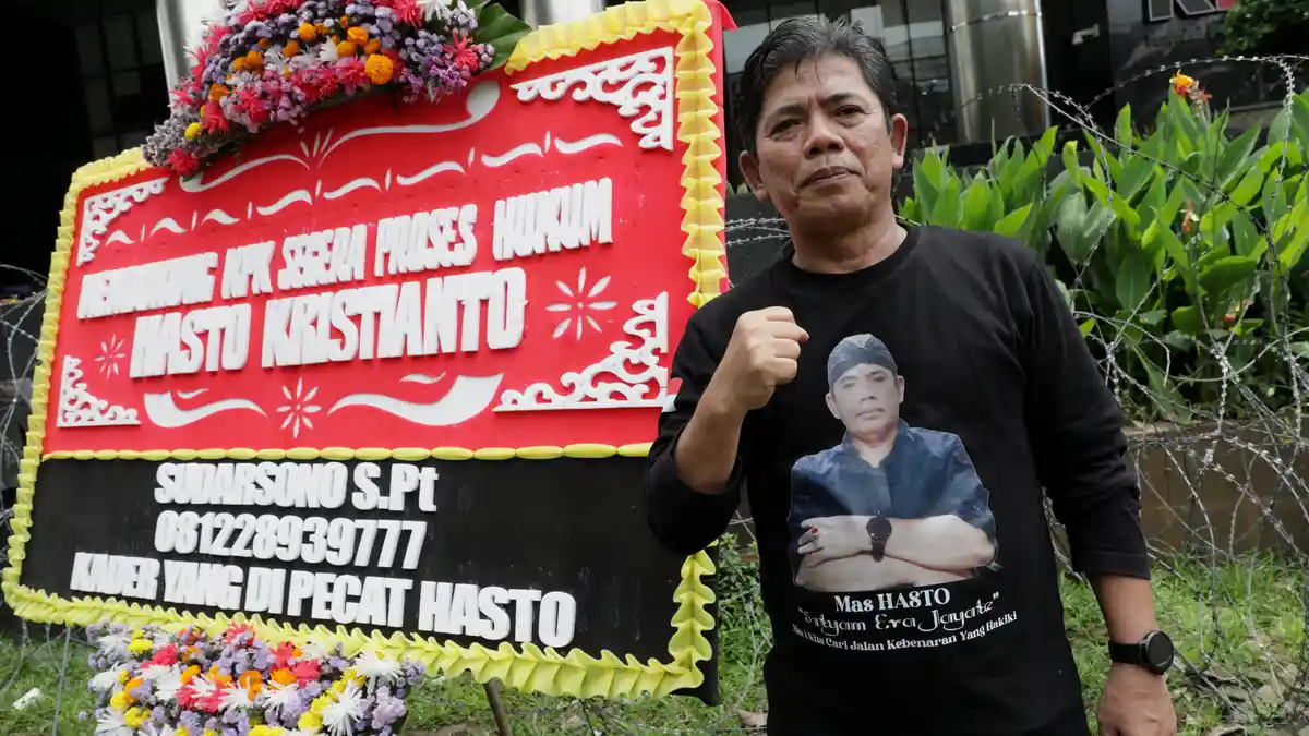 Sudarsono Sujud Syukur usai Praperadilan Hasto Ditolak, PDIP: Suruhan Jokowi Dia