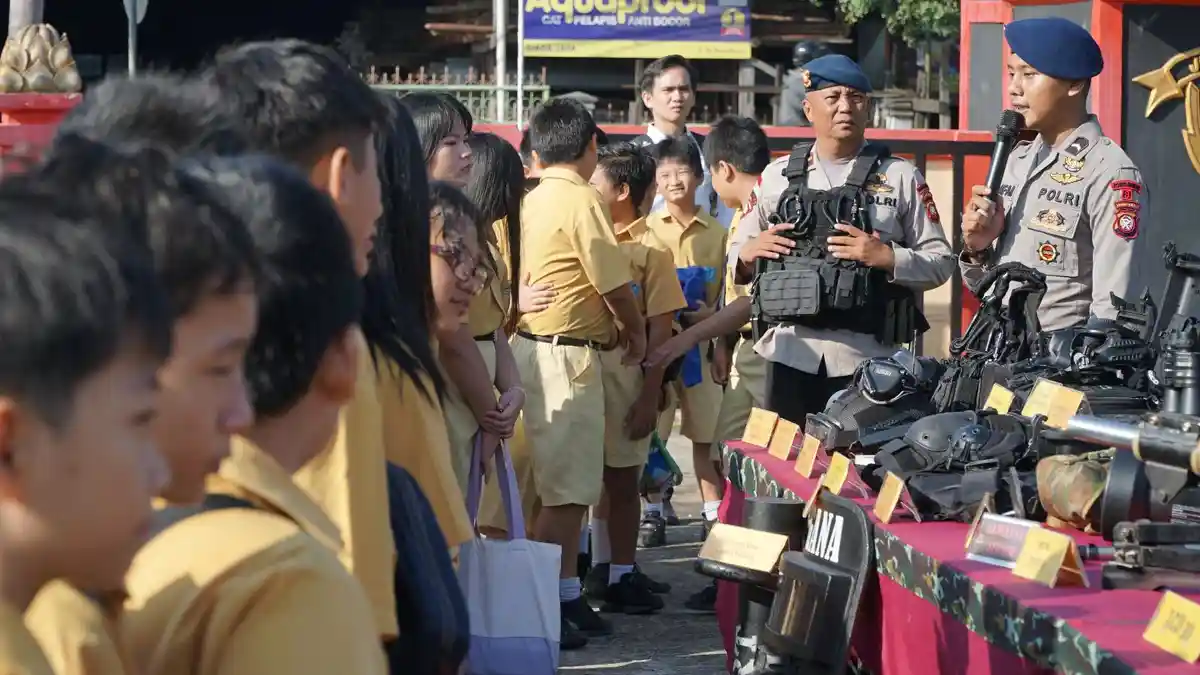 Murid SD Bina Bhakti Kunjungi Kesatrian Soemarto Satbrimob Polda Kalbar