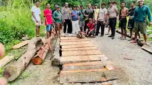 Jalan-Rusak-di-Lembor.jpg