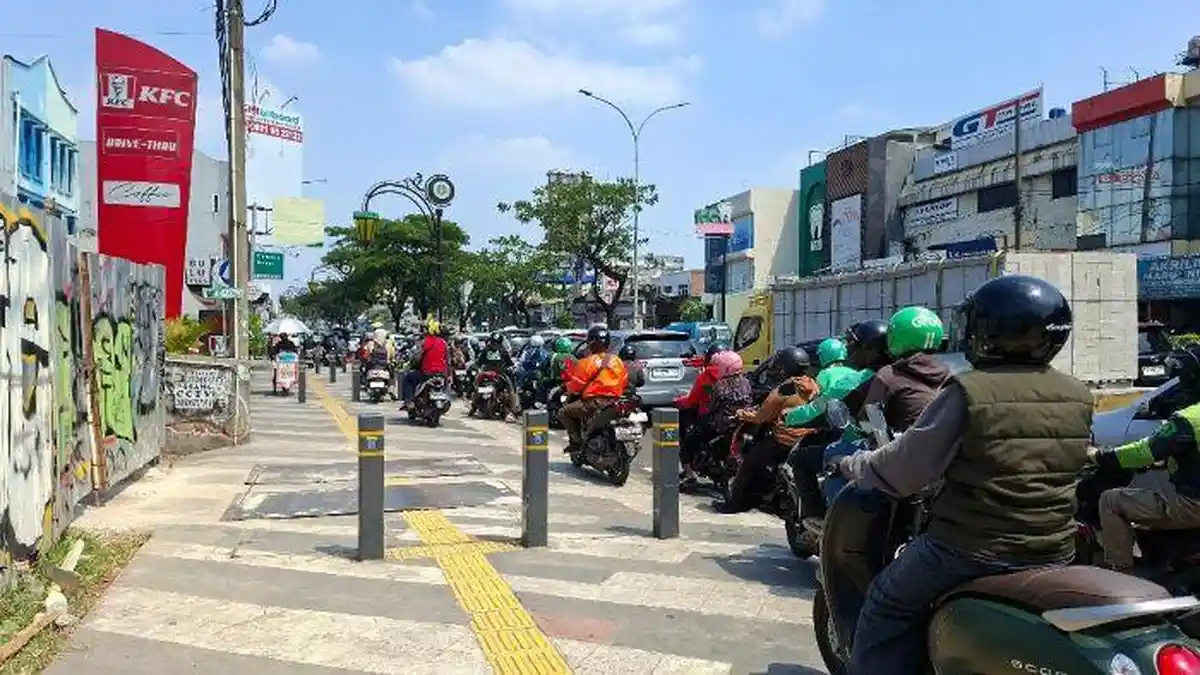 Jalan Margonda Raya  Depok Macet Parah di Akhir Pekan, Pemotor Nekat Terobos Trotoar 