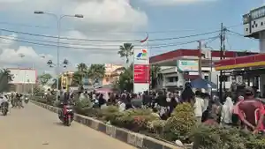 Antrean-panjang-mobil-dan-sepeda-motor-serta-warga-masih-terjadi-SPBU-di-langsa.jpg