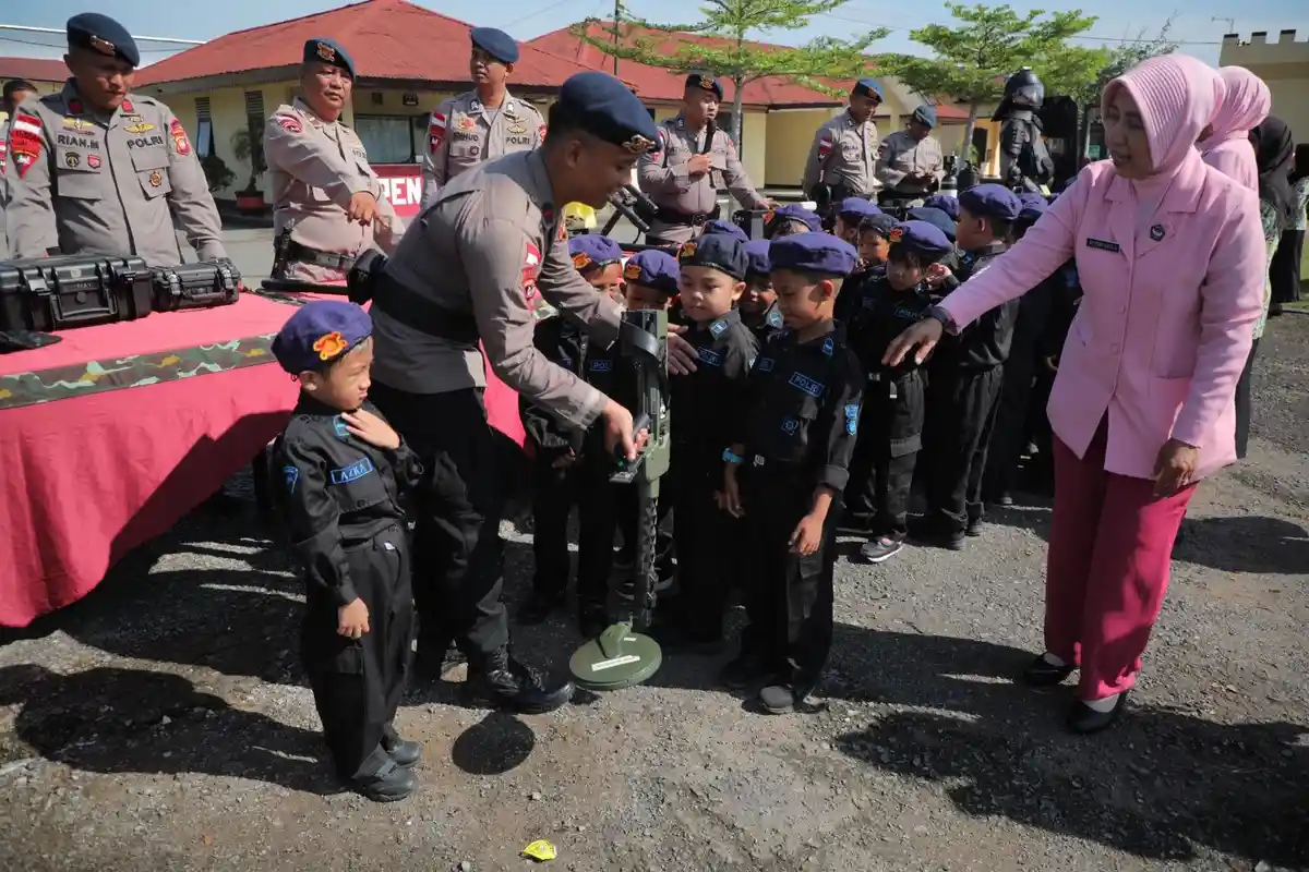 Satbrimob Polda Kalbar Terima Kunjungan Murid TK, Tingkatkan Minat Belajar & Kembangkan Keterampilan