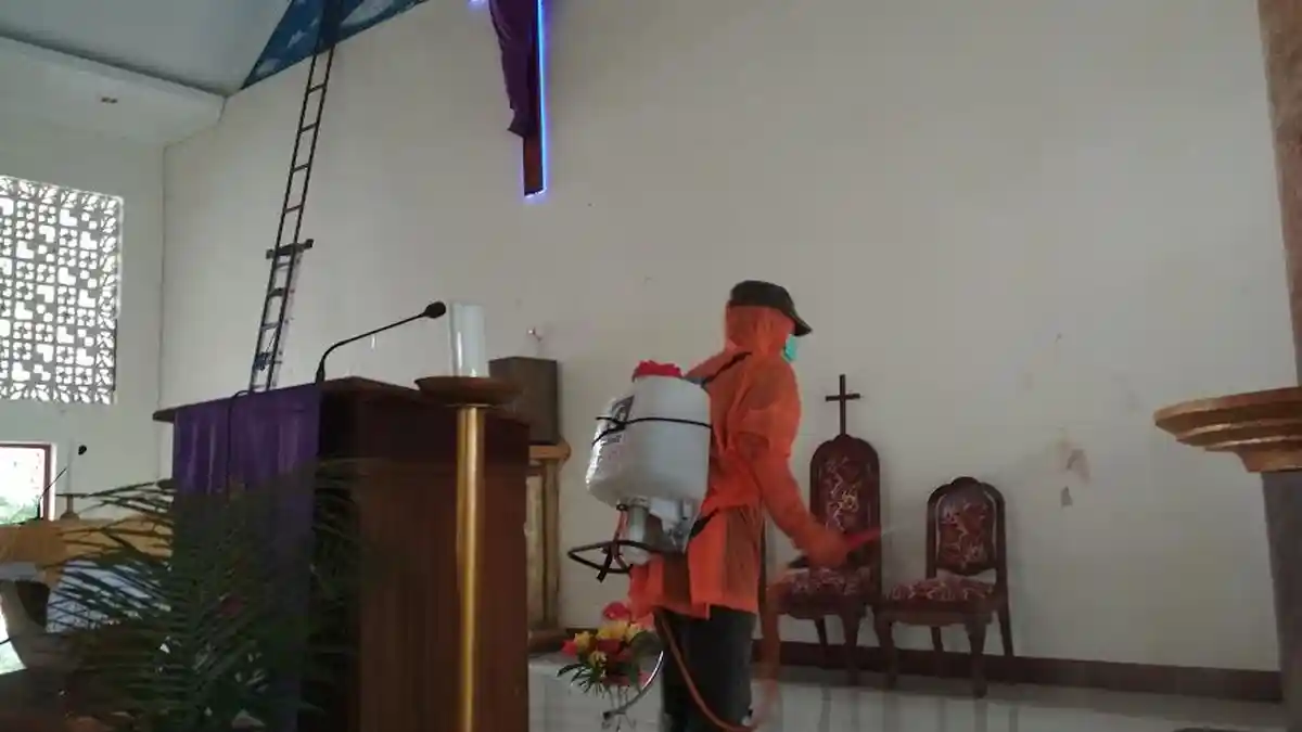 Pastor Paroki Lamahora Apresiasi Aksi Semprot Disinfektan Oleh Kahmi Lembata
