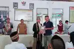 Valerius-Isnoho-saat-mendaftarkan-diri-sebagai-calon.jpg