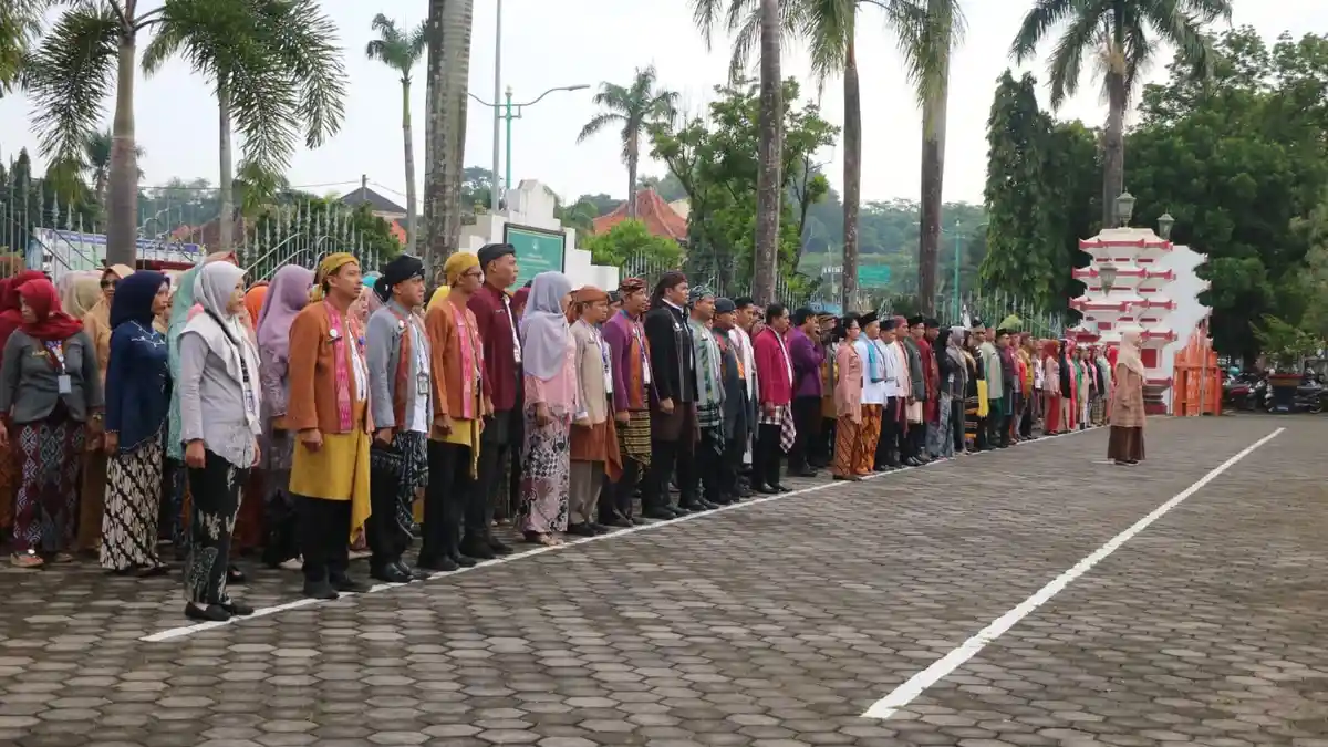 Peringati Hari Kartini, Pemkab Jepara Gelar Upacara, Peserta Pakai Tenun Troso dan Kebaya