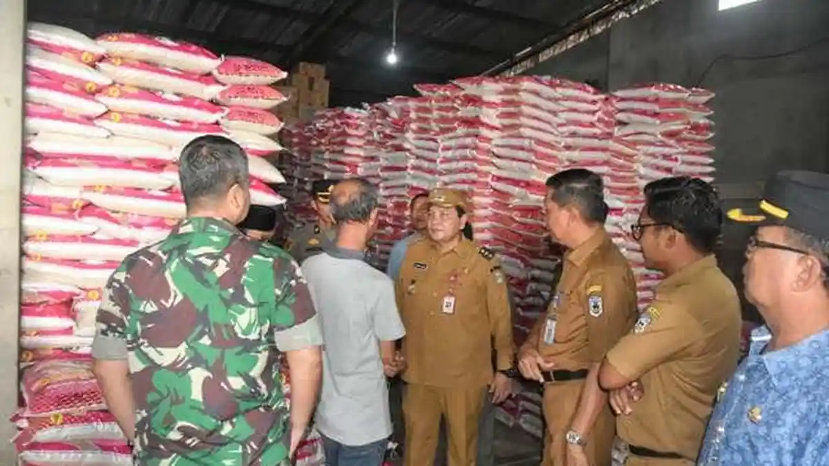 Pastikan Stok Bahan Pokok Aman, Pj Bupati Sarolangun Sidak Gudang Sembako