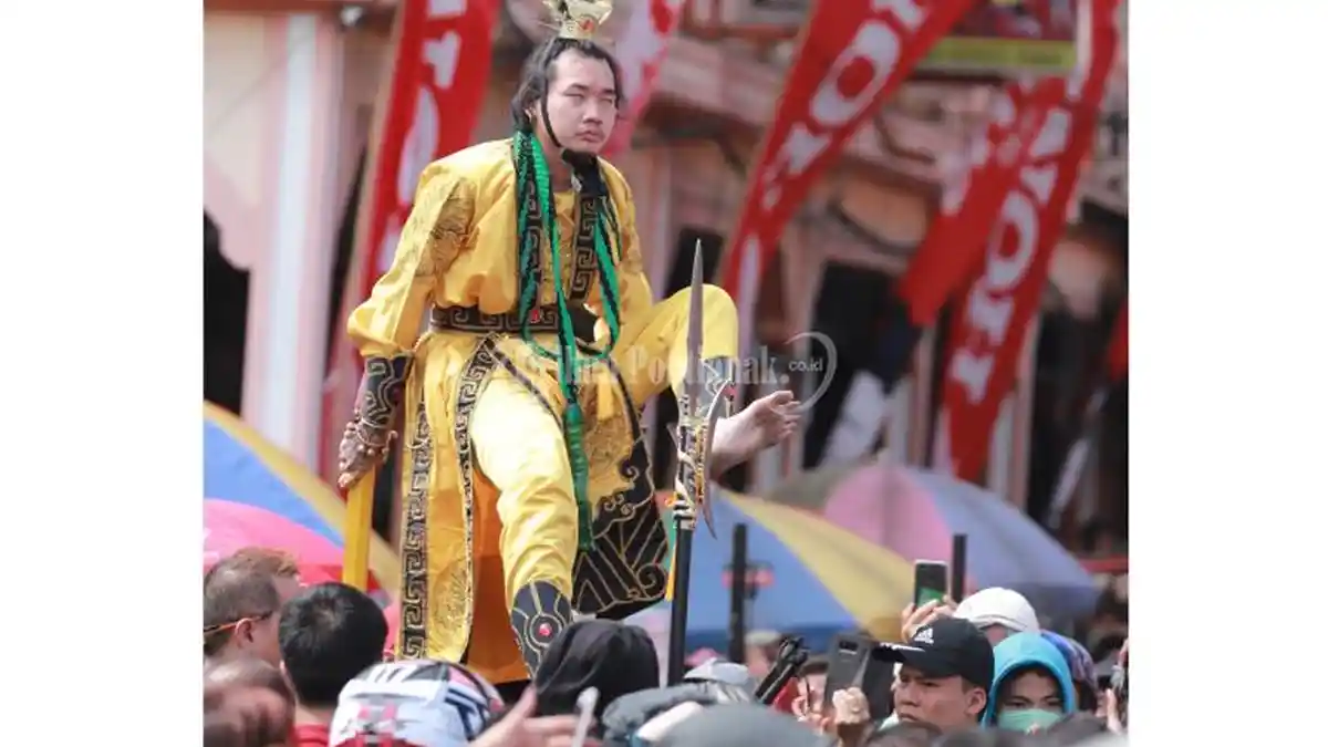 FOTO: Jelang Cap Go Meh, Tatung Cuci Jalan di Singkawang - tatung-kuning-singkawang.jpg