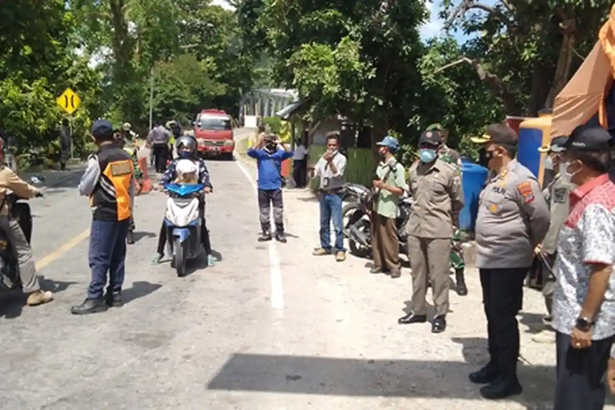 Cegah Penularan Covid-19 Jelang Lebaran, Kabupaten TTS Hadang Pengendara di Batu Putih