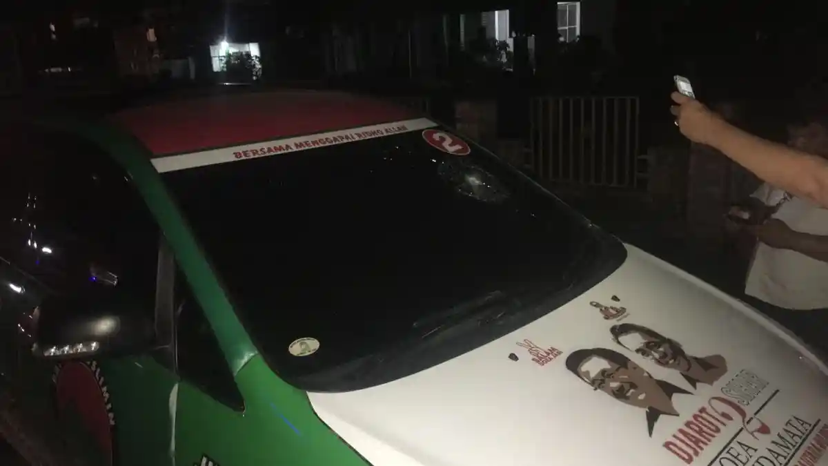 Pulang dari Posko Djoss, Mobil Ustaz Ade Darmawan Dilempar OTK di Jalan AH Nasution