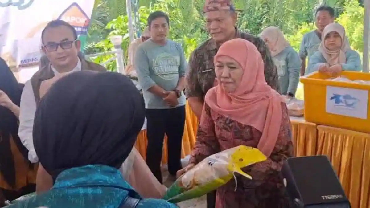 Emak-Emak Bangkalan Berebut Daging Ayam dan Gula Murah, Beras Premium Hanya Turun Rp 1.000