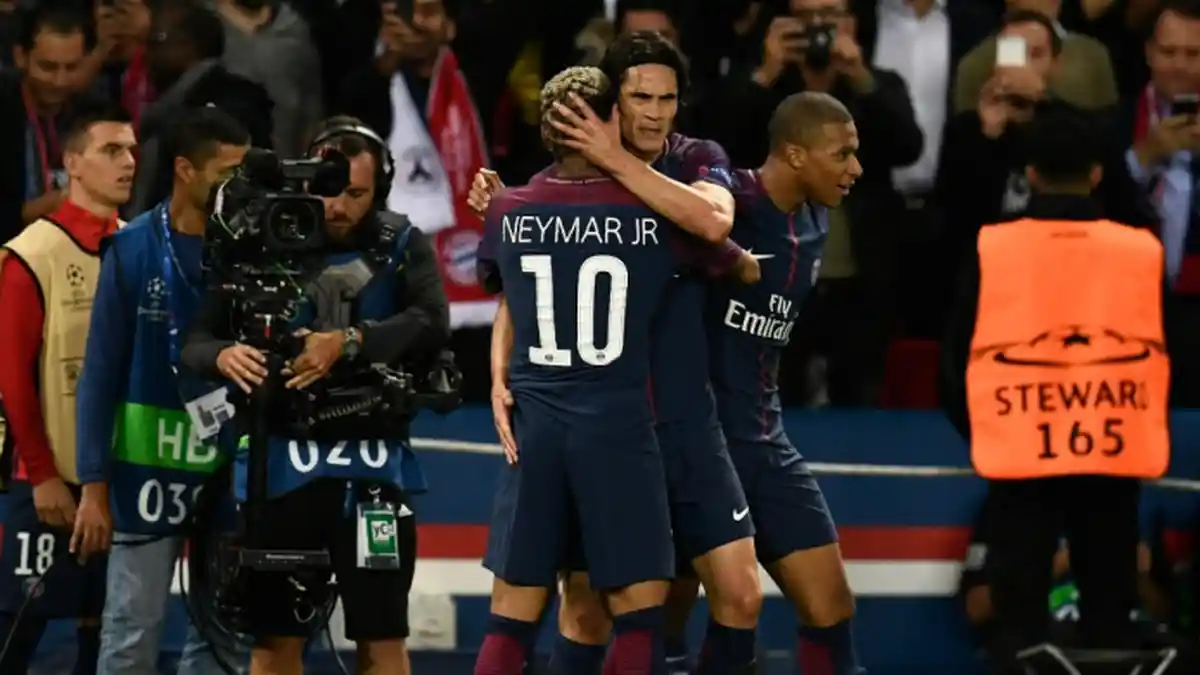 Neymar dan Cavani Berpelukan Kala PSG Menang 3-0 atas Muenchen