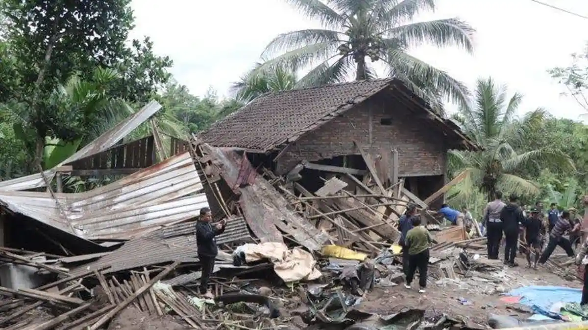 Rumah Warga Hancur Imbas Kecelakaan Truk Tabrak Angkot Rombongan Takziah di Purworejo, Penghuni Luka