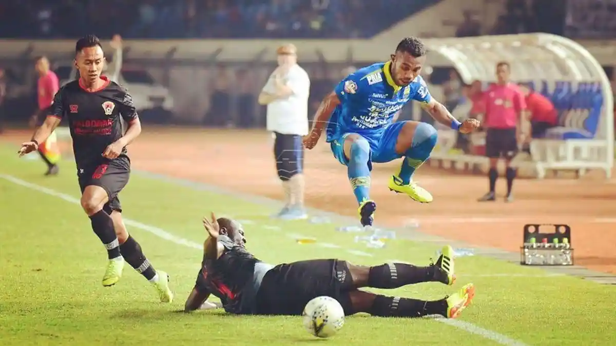 Sedang Berlangsung Live Streaming Persib Bandung Vs Persebaya Surabaya, Akses di Sini !