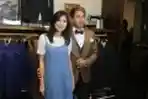 Delon Fitting Baju Pengantin