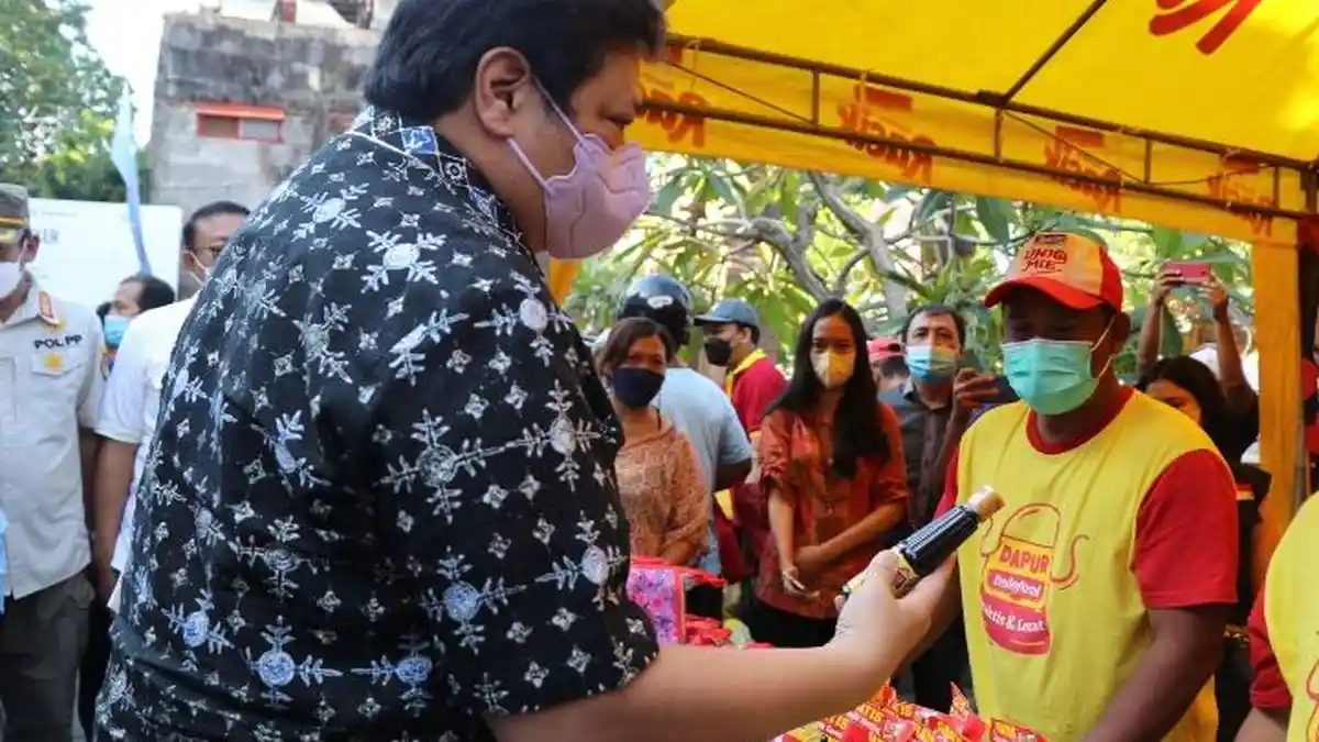 Airlangga Hartarto Gelar Operasi Pasar, Kendalikan Harga Minyak di Phula Kerti, Denpasar