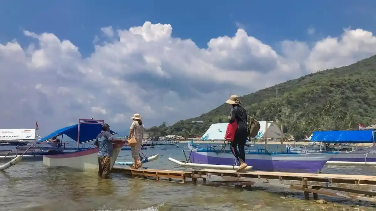 Wisatawan Minta Pengelola Wisata Hiu Paus Gorontalo Menyiapkan Lahan Parkir Khusus