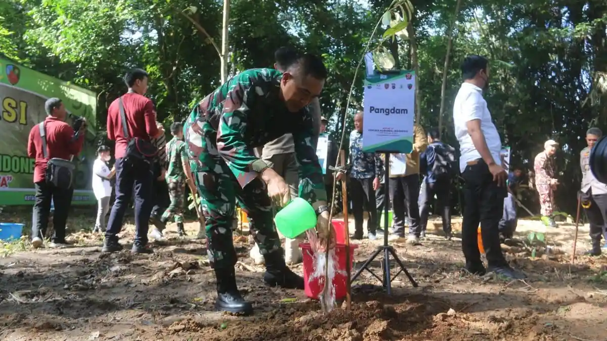 Rangkaian HUT TNI, Kodam VI/Mulawarman Lakukan Reklamasi Lahan Bekas Tambang di Kukar