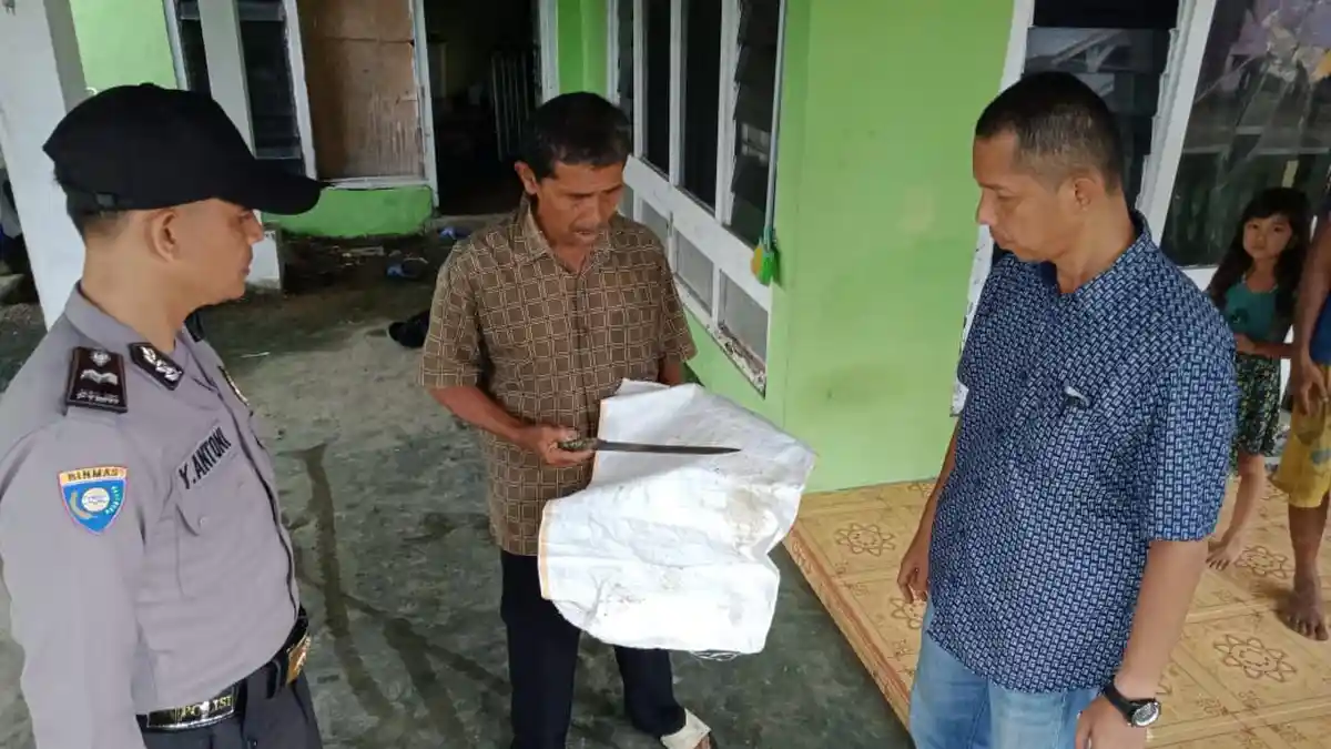 Polisi Amankan Parang dan Celurit yang Digunakan Pria Pembacok Tetangga karena Dikentutin di Kepala