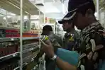 Tim Gabungan Temukan Buah Busuk dan Kaleng Rusak  di Supermarket
