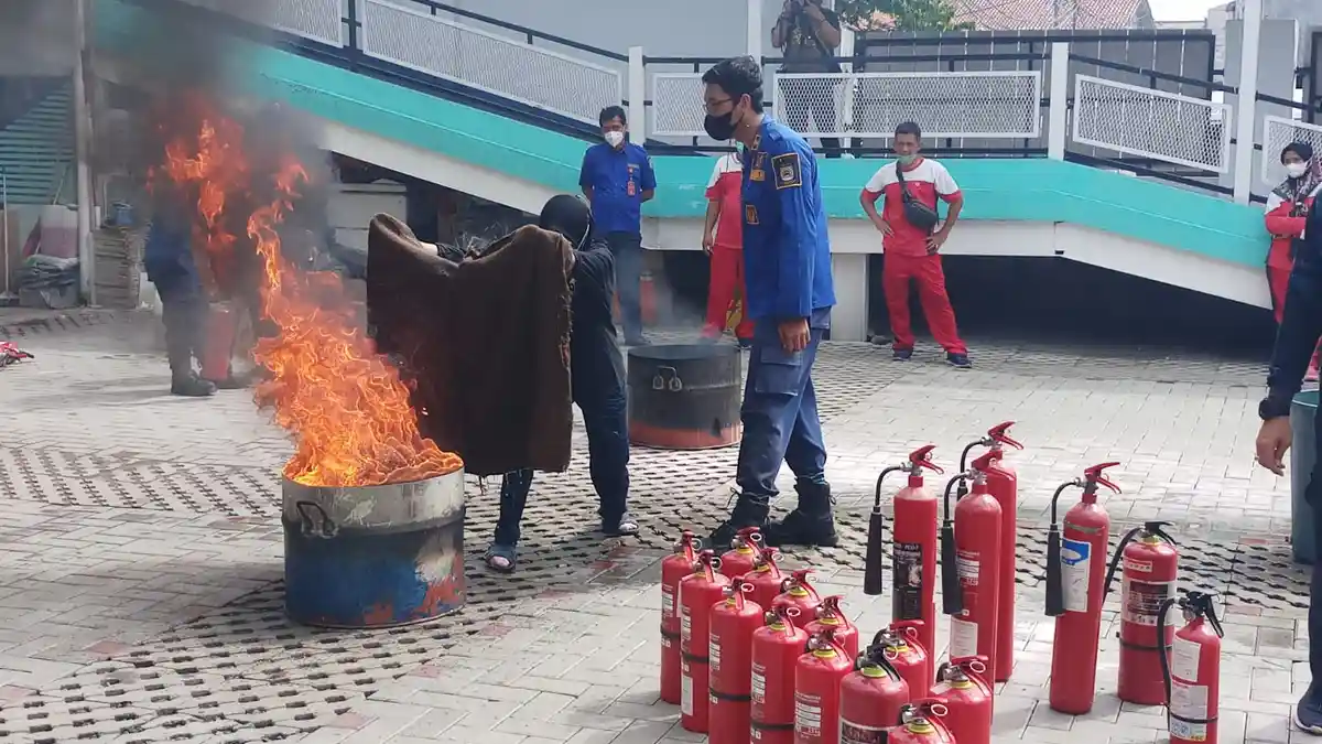 VIDEO : Simulasi Pemadaman Kebakaran Bagi Kru PMI Kota Tangerang