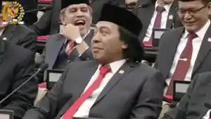 Alfiansyah-Komeng-saat-pelantikan-anggota-Dewan.jpg