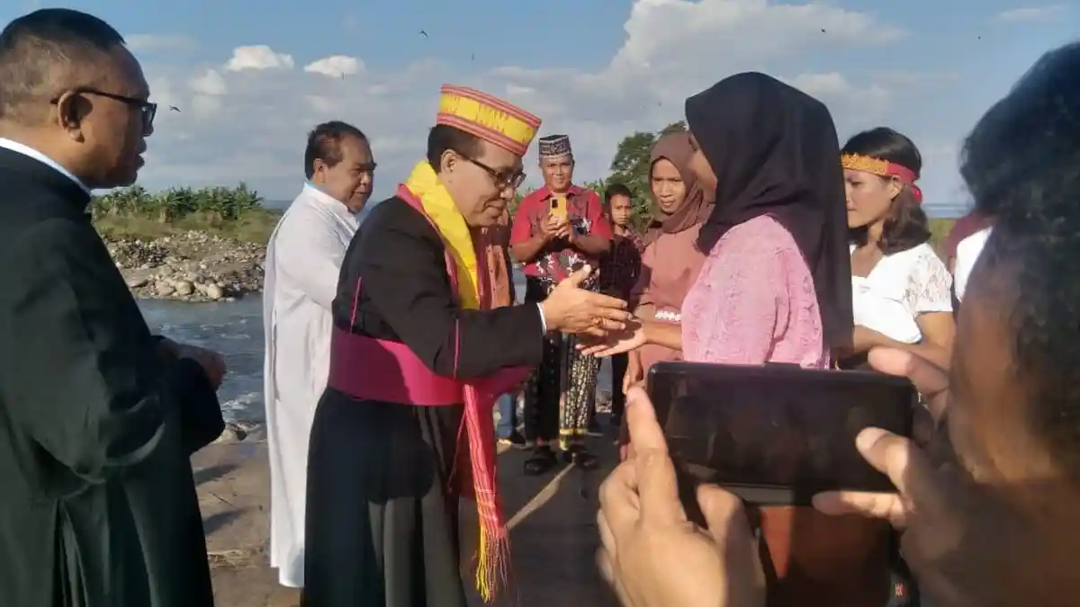 Umat Muslim Sambut Uskup Siprianus di Paroki Nanga Lanang