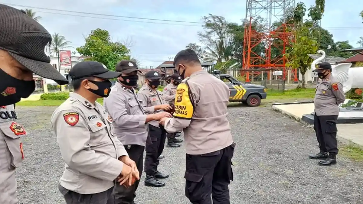 Bantu Korban Kebakaran, Anggota Polsek Tanjung Agung Lahat Kompak 