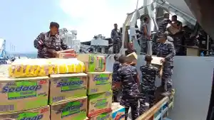 517-tina-di-pelabuhan-Larantuka-membawa-logistik.jpg