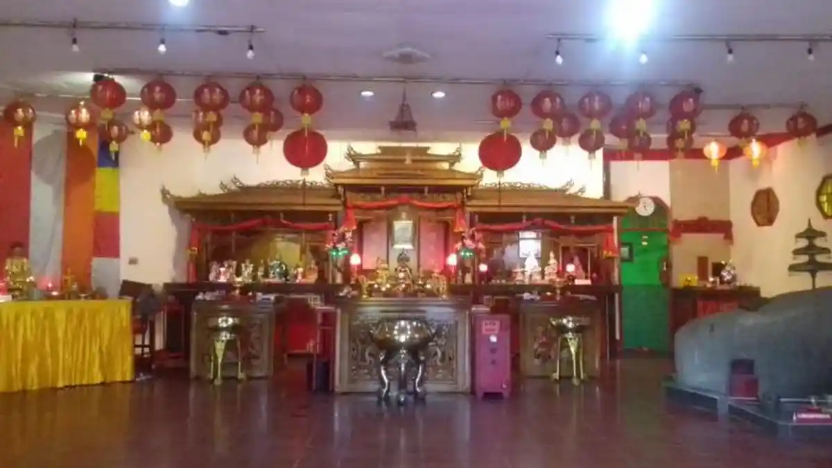 Warga Muslim Gotong Royong Bersihkan Vihara Mahabrama Jelang Imlek