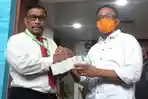 gubernur-maluku-murad-ismail-menyerahkan-bantuan-obat-virus-corona-asal-china.jpg