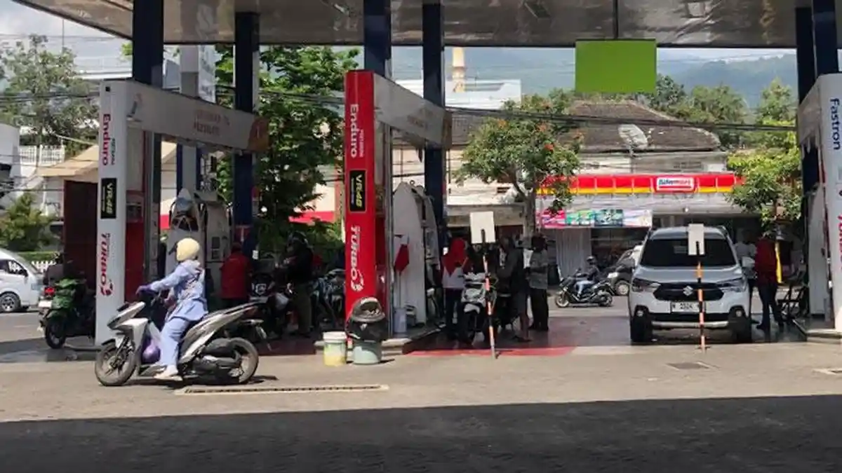 Harga BBM Tidak Jadi Naik, Antrean Kendaraan di SPBU Kota Batu Kembali Normal