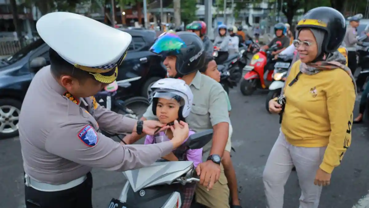 Polda Maluku Utara Bagikan Helm Gratis ke Pengendara