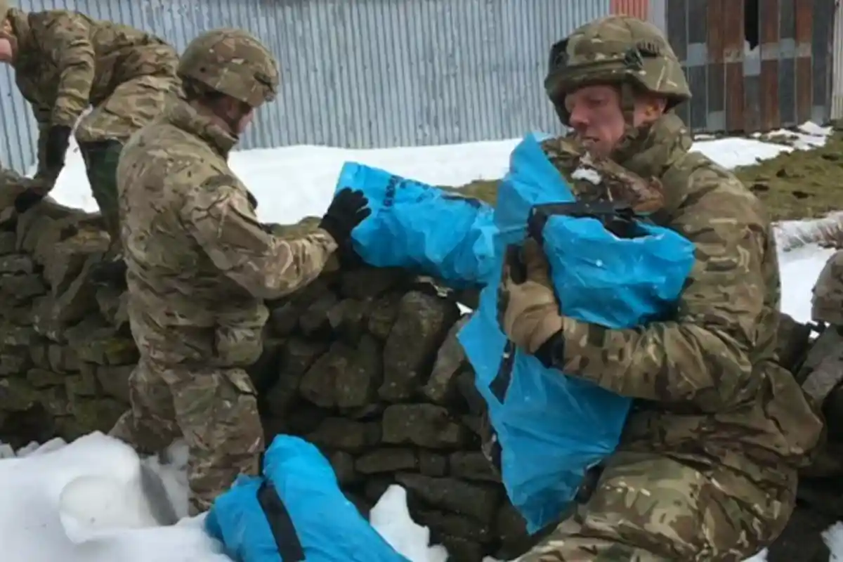 Warga Eropa 'Nekat' Bakar Perabotan untuk Hangatkan Badan dalam Cuaca Super Dingin