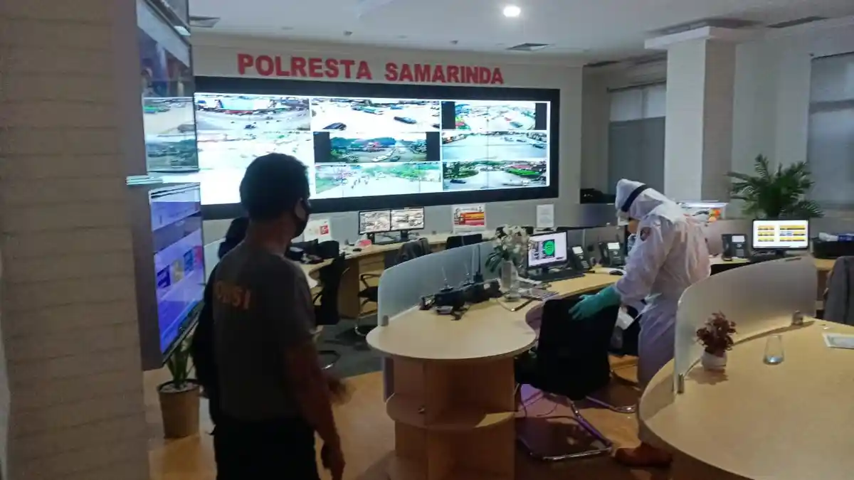 Inafis Semprot Cairan Disinfektan Ruang Command Center Polresta Samarinda