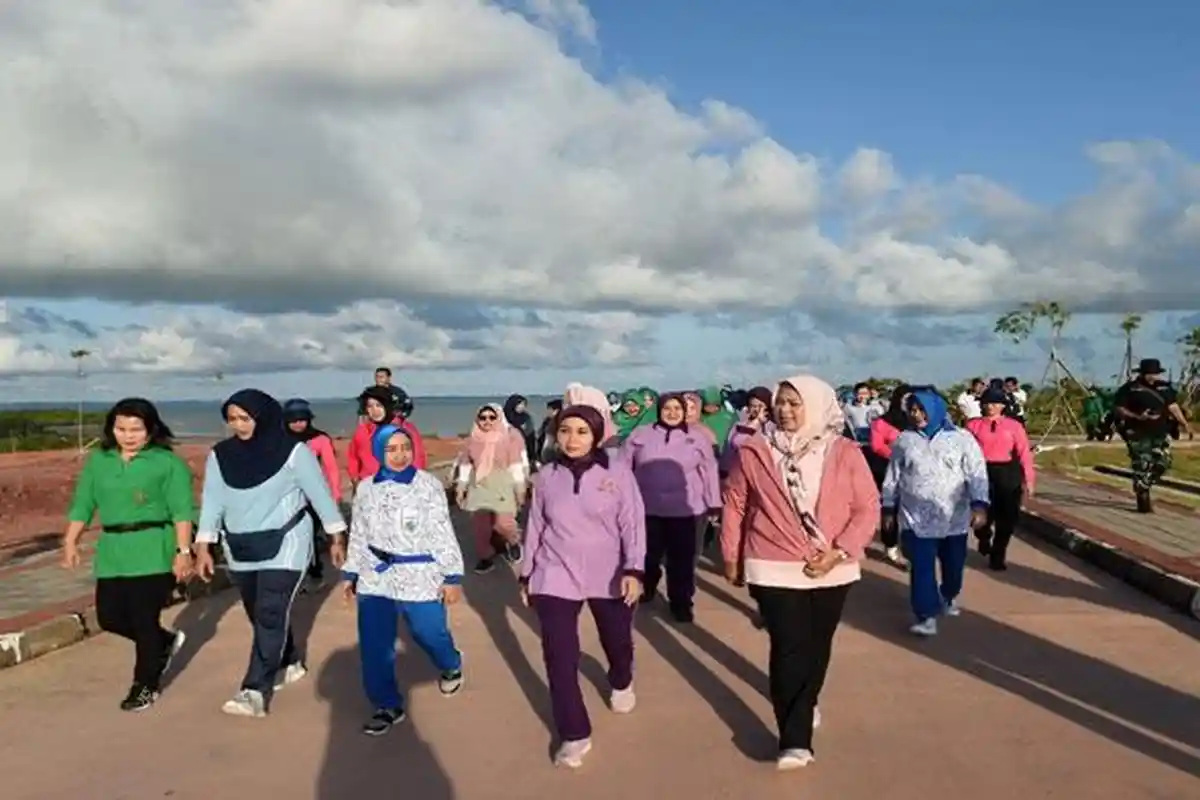 Ketua TP PKK Kepri Dewi Kumalasari Olahraga Bersama IKKT CBS XI