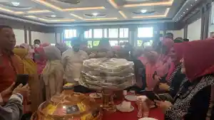 Kuliner-Tradisional-Disajikan-Kerukunan-Keluarga-Wakatobi-di-Kendari-Sultra-pada-Harua-Halal-Bihalal.jpg