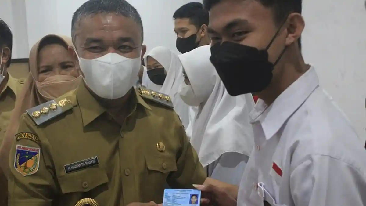 Wali Kota Hadianto Rasyid Beri e-KTP pada Siswa SMKN 2 Palu