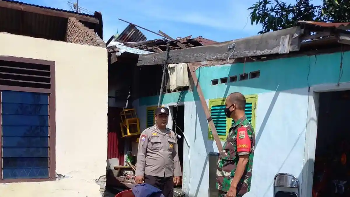 Enam Rumah Warga Tembung Diterjang Puting Beliung Siang Bolong, Seng Berterbangan