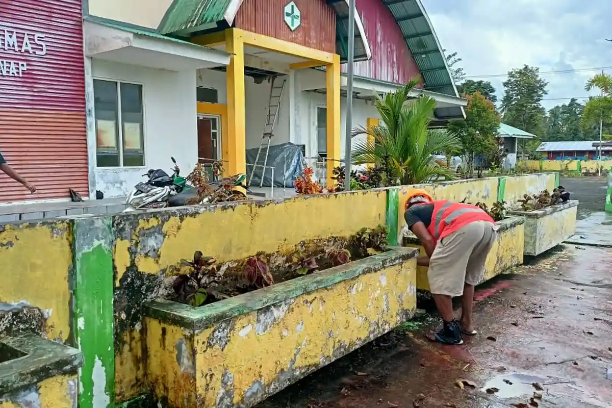 PT NHM Perbaiki Puskesmas Toliwang Halmahera Utara yang Amruk