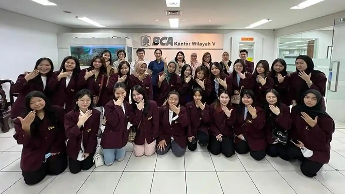 Mahasiswa IB IT&B Lakukan Company Visit ke BCA Diponegoro Medan