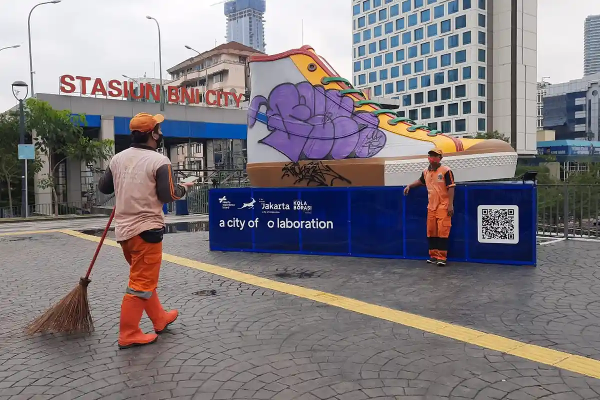 Petugas PPSU Duga Pelaku Vandalisme Tugu Sepatu Beraksi Malam Hari