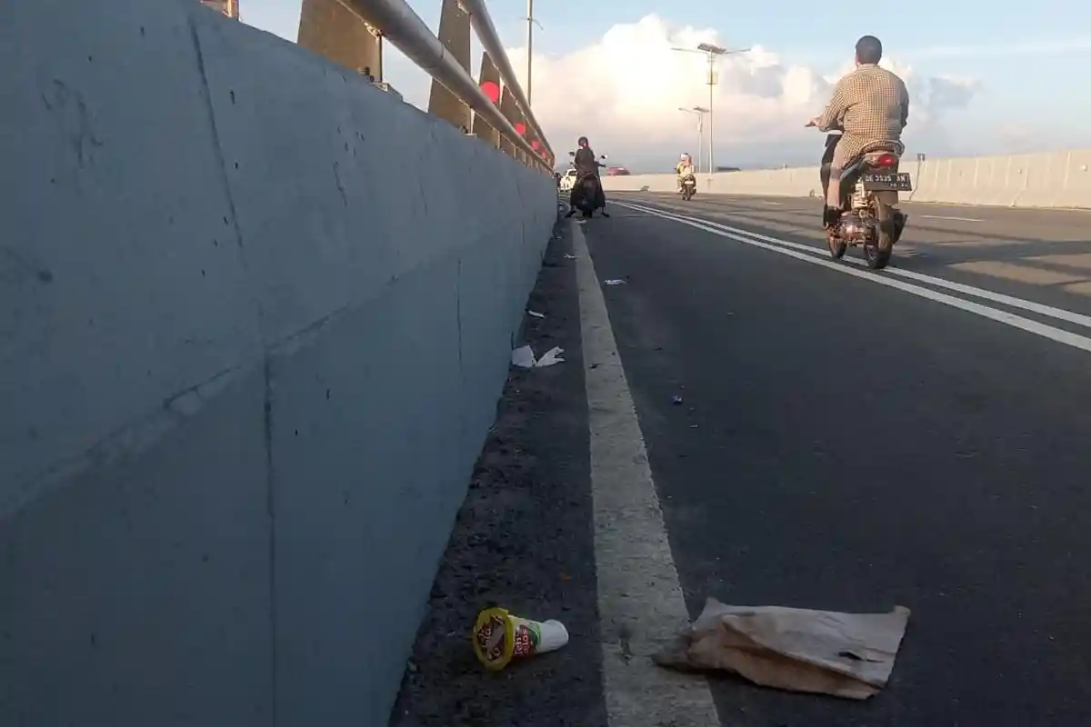 Sampah Bertebaran di Jembatan Merah Putih, Intan: Kesadaran Warga Masih Rendah