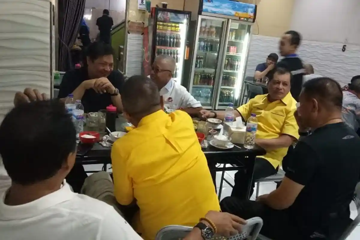 Sebelum Donor Darah untuk Korban Gempa Palu, Airlangga Hartarto Santap Coto Makassar