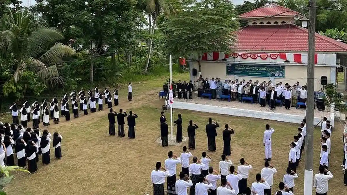 Santri Dayah Keumaral Al-Aziziyah Aceh Utara Tampilkan Hasil Kerajinan Usai Upacara HSN 2025
