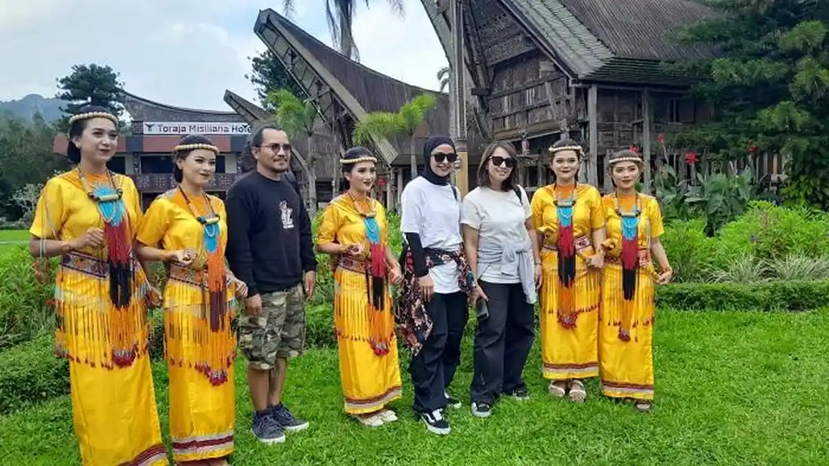 Foto Berlatar Rumah Tongkonan, Basist Band Kotak: Toraja Indah Banget